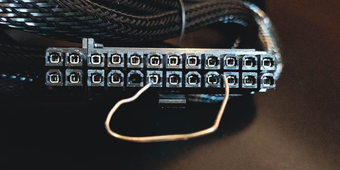 Conexión del pin de alimentación a un pin de tierra en un conector PSU.