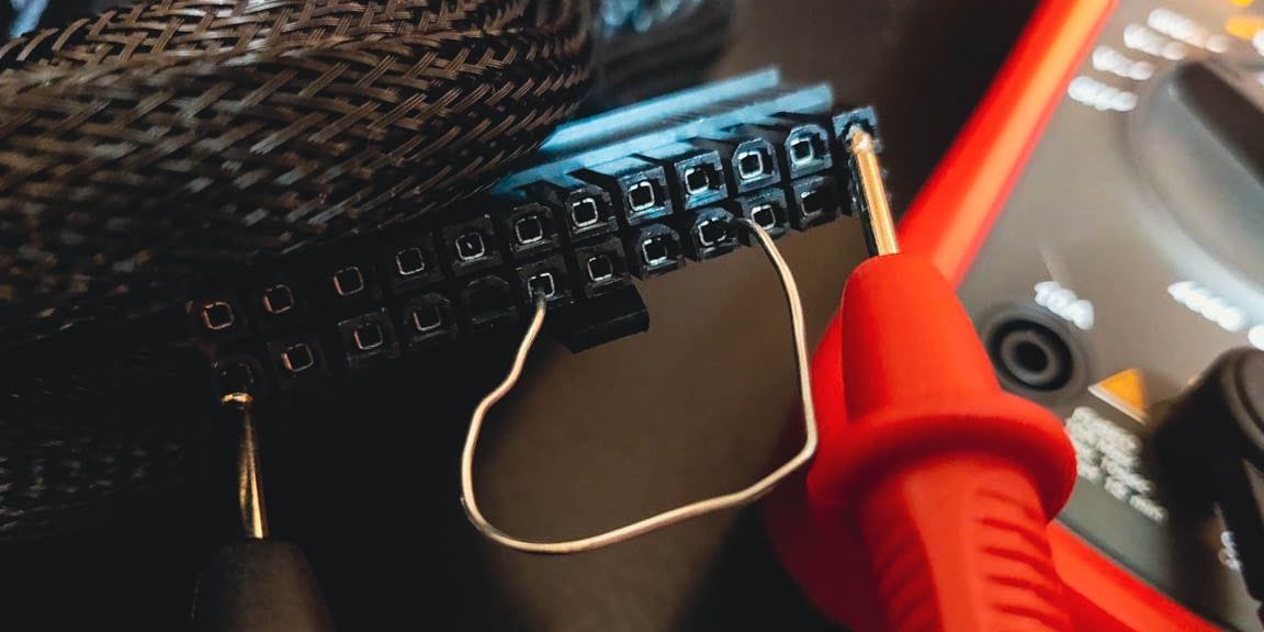 Conexión de los conductores de prueba a los pinos de la fuente de alimentación