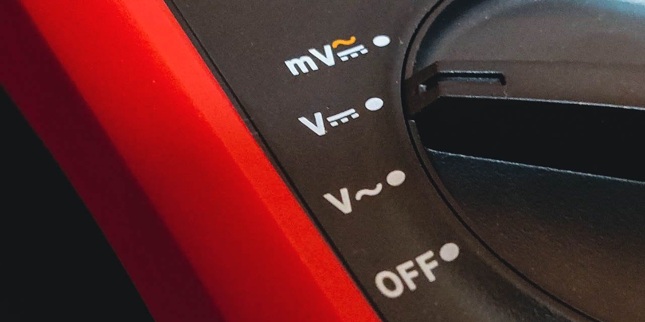 Interruptor de voltaje de CC en un multímetro